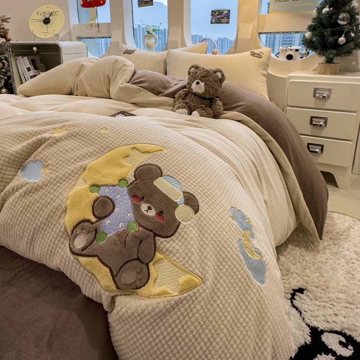 91家纺网 家纺一手货源 找家纺 凯罗 2025秋冬牛奶绒绣花四件套 晚安熊仔