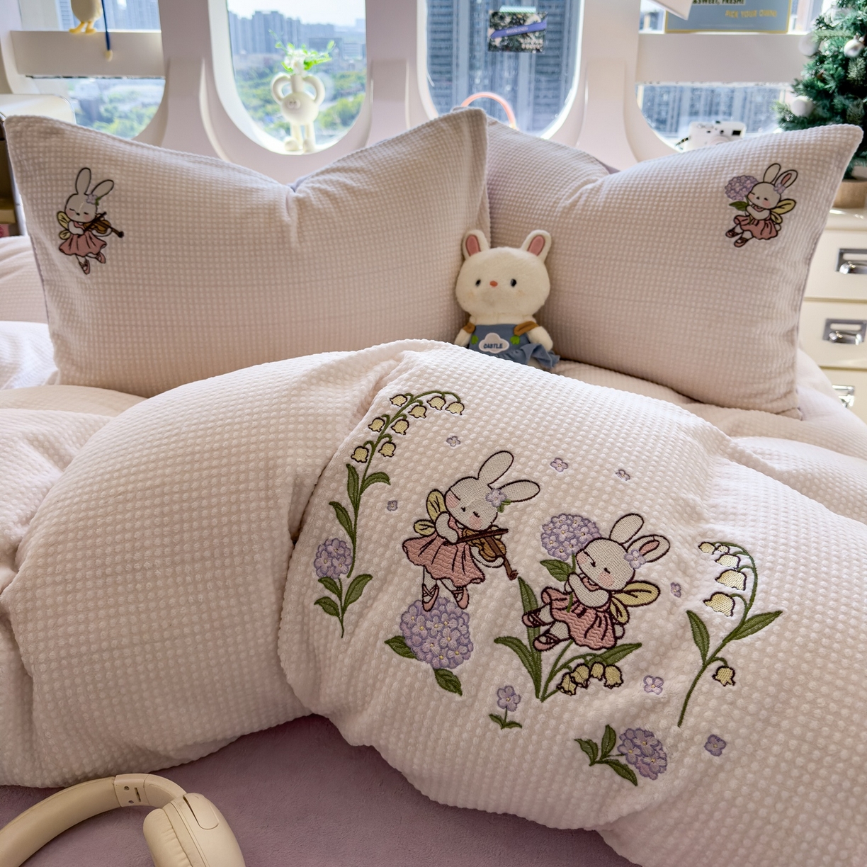 91家纺网 家纺一手货源 找家纺 凯罗 2025秋冬牛奶绒绣花四件套 兔仙子的音乐会