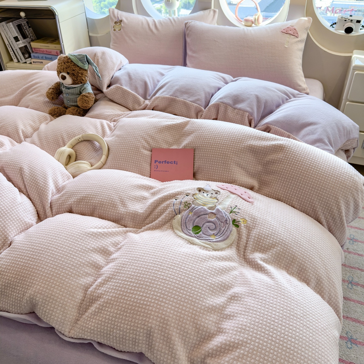 91家纺网 家纺一手货源 找家纺 凯罗 2025秋冬牛奶绒绣花四件套 骑着蜗牛去上学