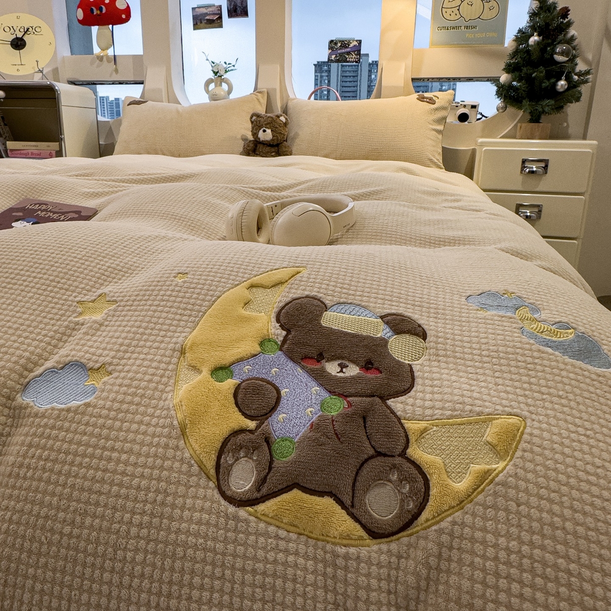 91家纺网 家纺一手货源 找家纺 凯罗 2025秋冬牛奶绒绣花四件套 晚安熊仔