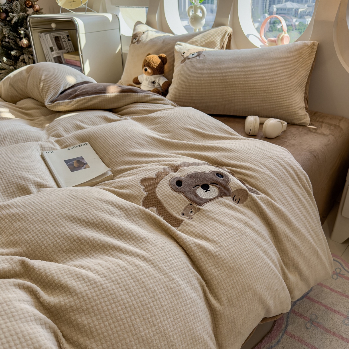 91家纺网 家纺一手货源 找家纺 凯罗 2025秋冬牛奶绒绣花四件套 贪睡小熊