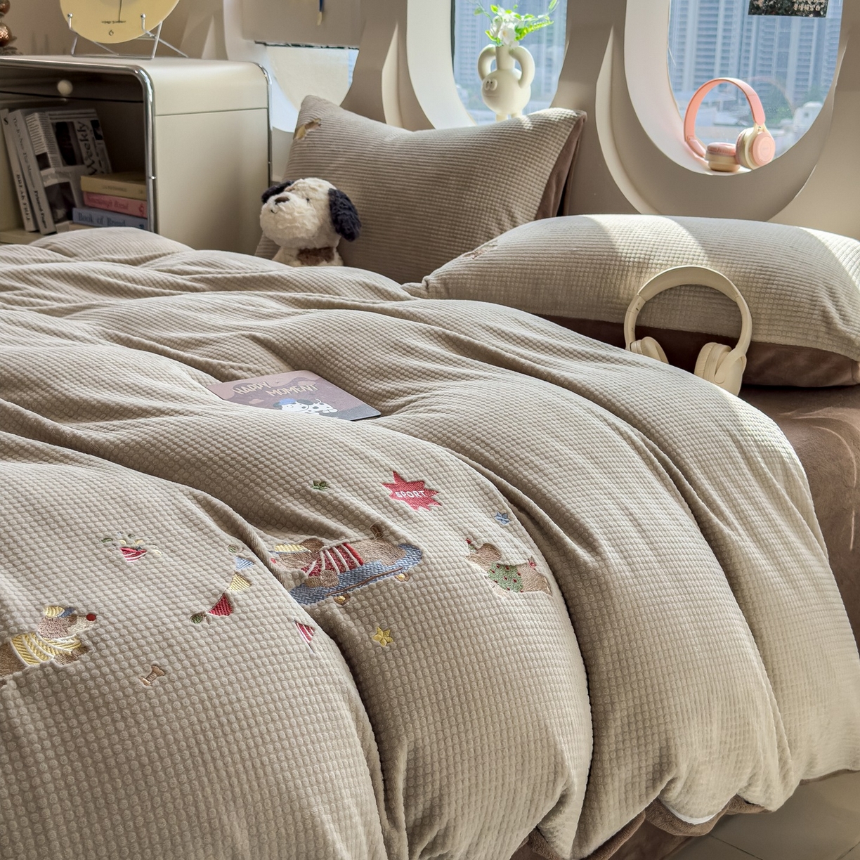 91家纺网 家纺一手货源 找家纺 凯罗 2025秋冬牛奶绒绣花四件套 狗狗运动会