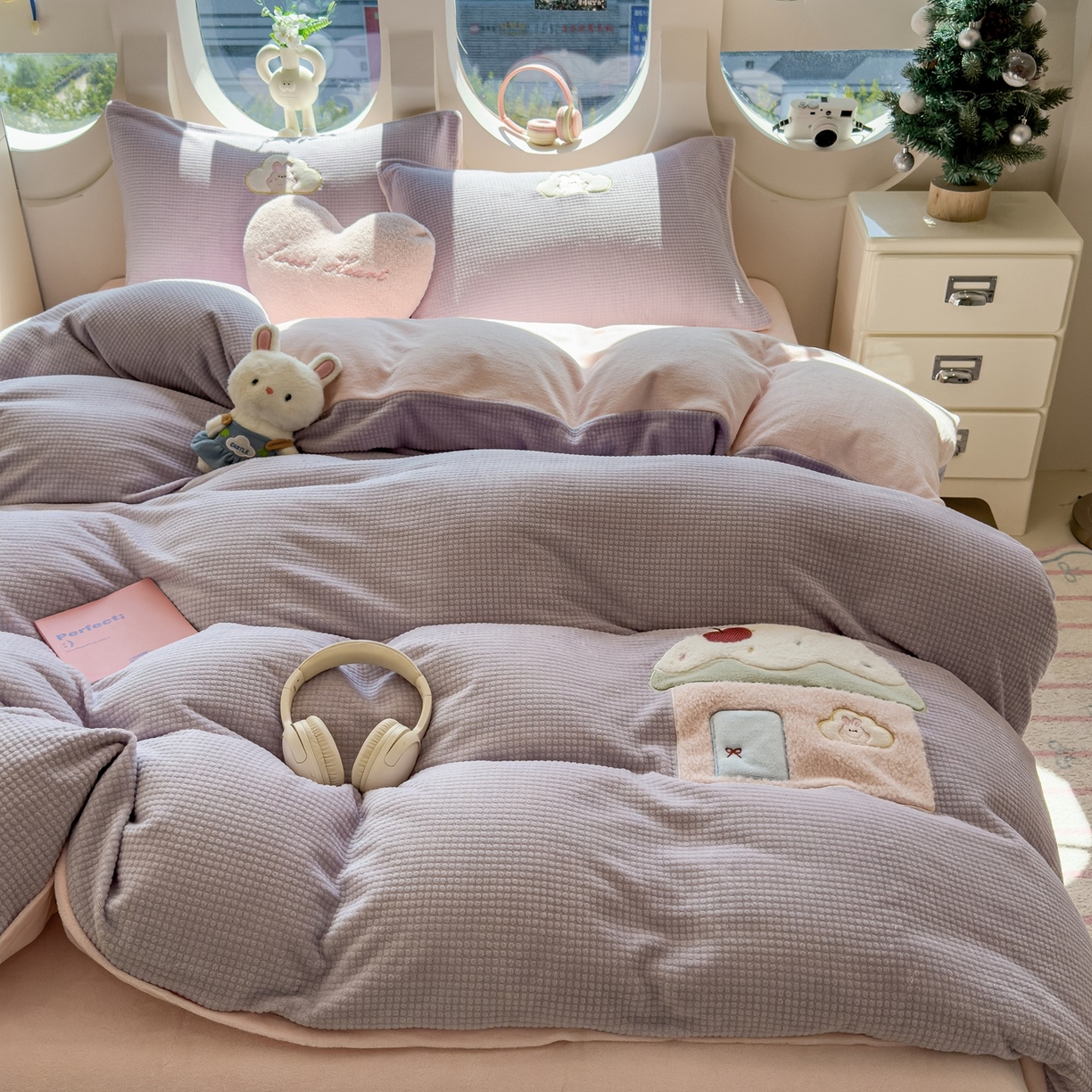 91家纺网 家纺一手货源 找家纺 凯罗 2025秋冬牛奶绒绣花四件套 奶油小屋