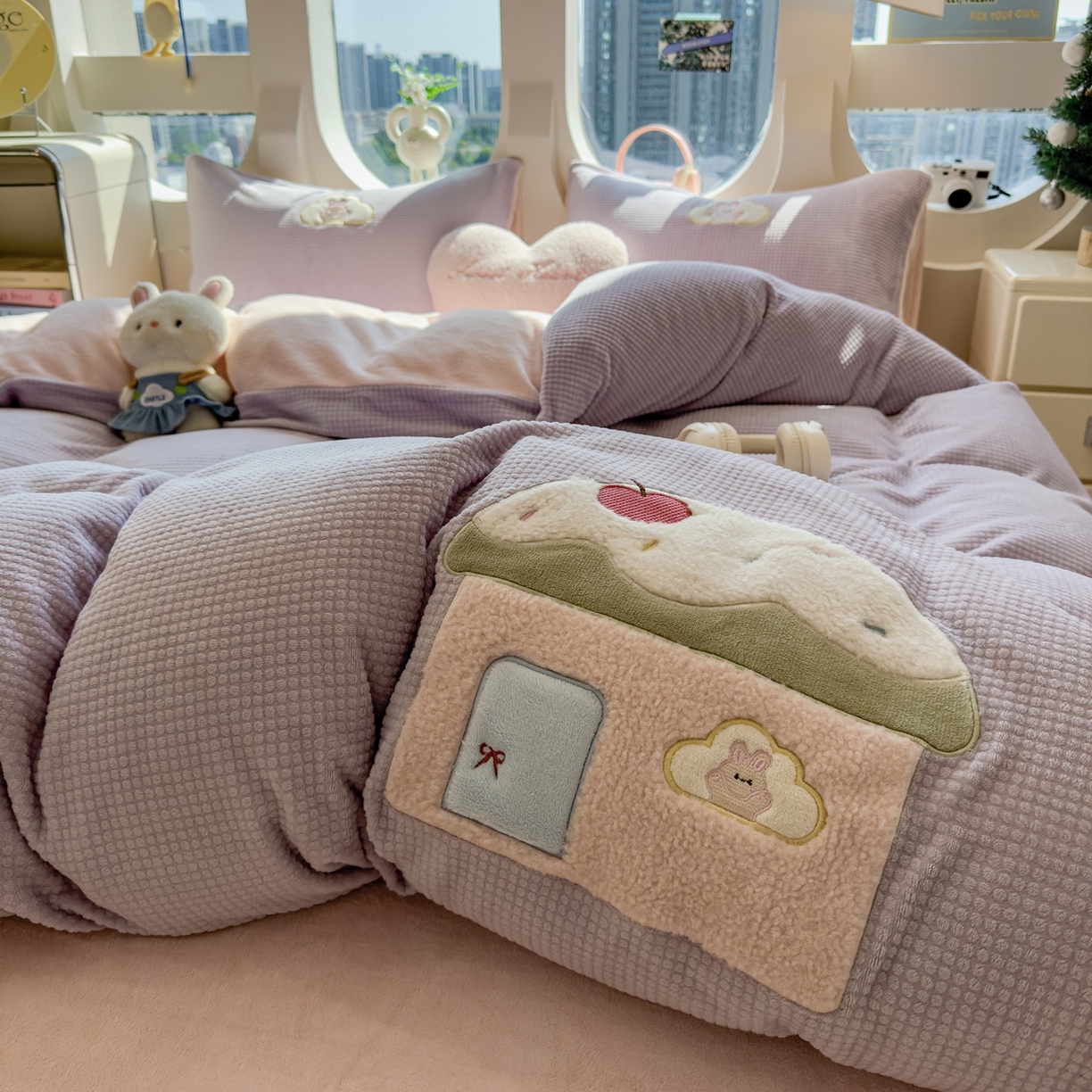 91家纺网 家纺一手货源 找家纺 凯罗 2025秋冬牛奶绒绣花四件套 奶油小屋