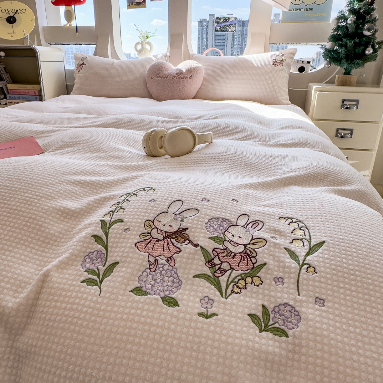 91家纺网 家纺一手货源 找家纺 凯罗 2025秋冬牛奶绒绣花四件套 兔仙子的音乐会