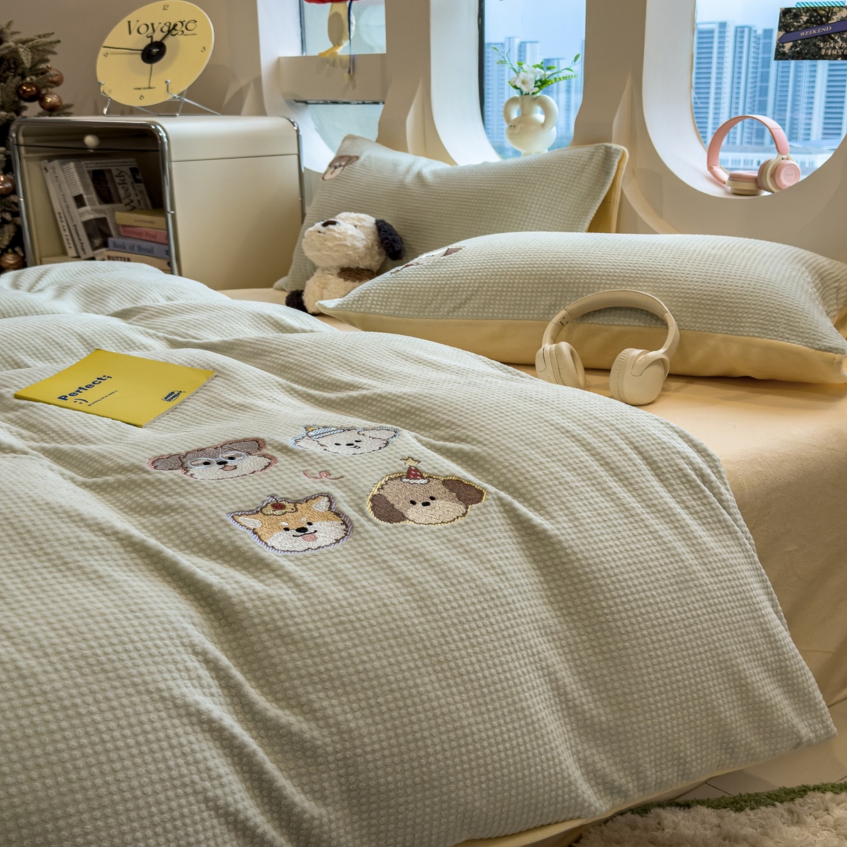 91家纺网 家纺一手货源 找家纺 凯罗 2025秋冬牛奶绒绣花四件套 淘气姐妹团