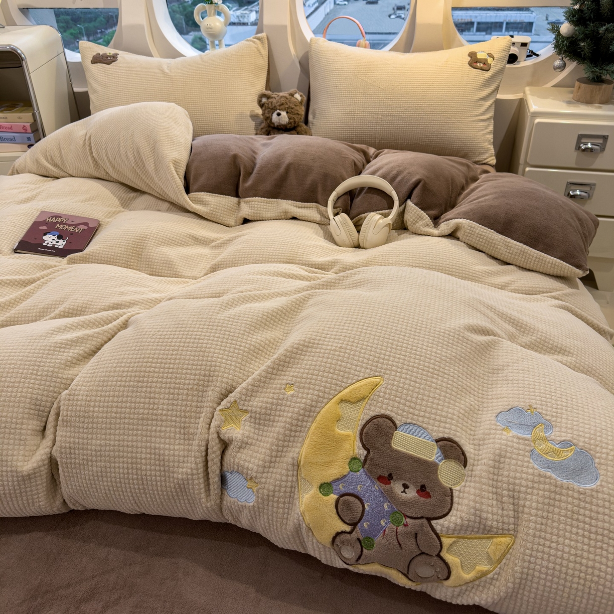 91家纺网 家纺一手货源 找家纺 凯罗 2025秋冬牛奶绒绣花四件套 晚安熊仔