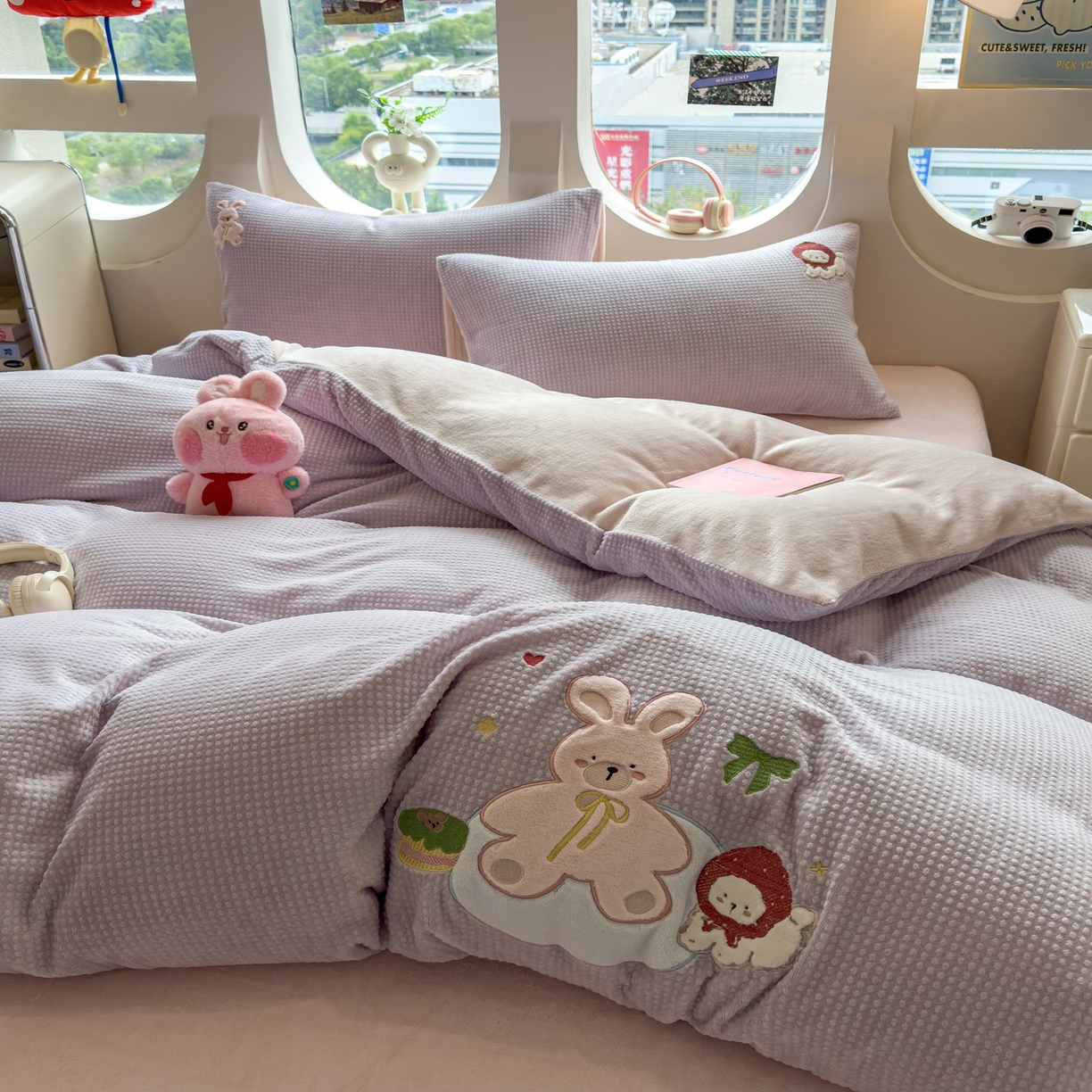 91家纺网 家纺一手货源 找家纺 凯罗 2025秋冬牛奶绒绣花四件套 萌萌兔与小花狗