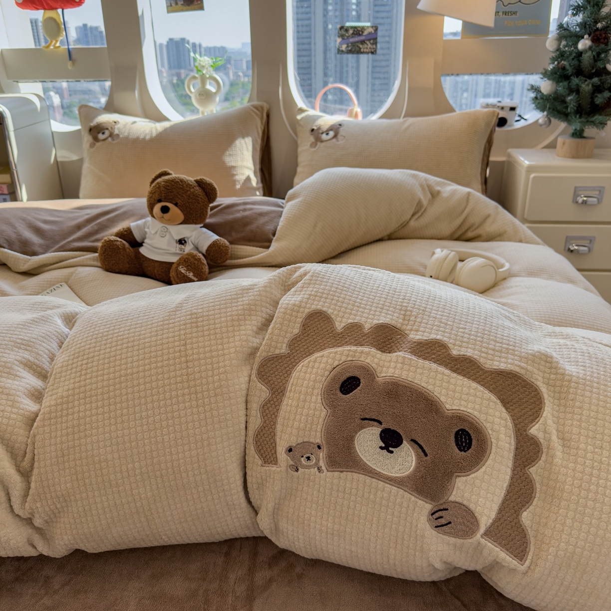 91家纺网 家纺一手货源 找家纺 凯罗 2025秋冬牛奶绒绣花四件套 贪睡小熊