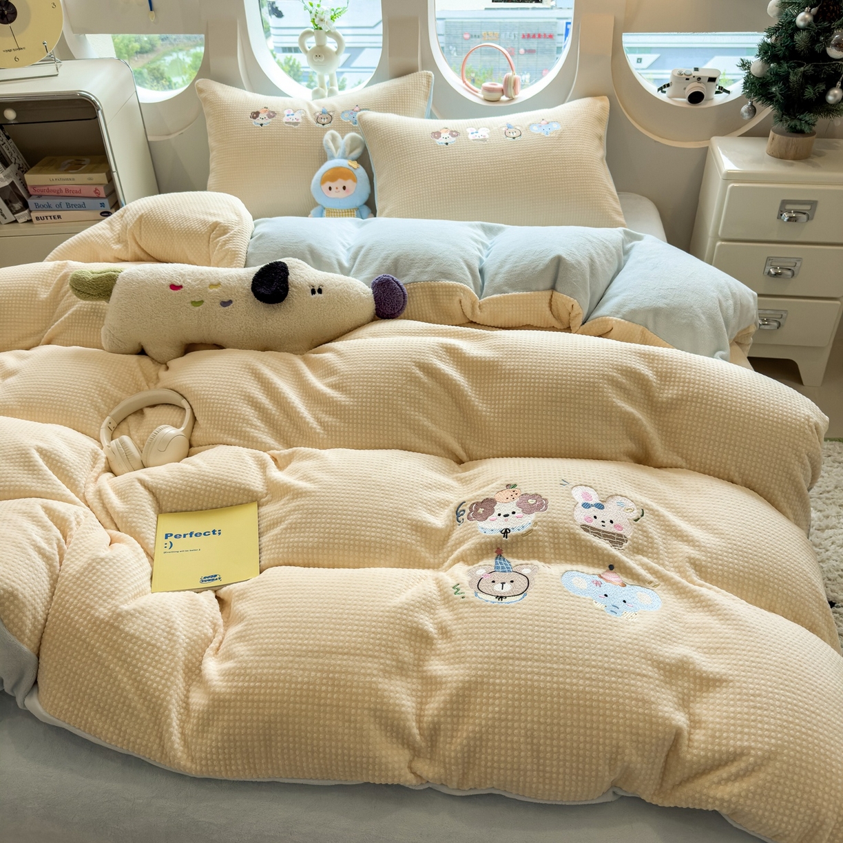 91家纺网 家纺一手货源 找家纺 凯罗 2025秋冬牛奶绒绣花四件套 萌宠大头贴