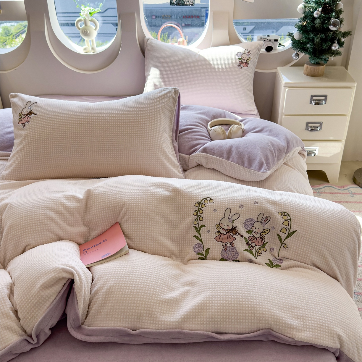 91家纺网 家纺一手货源 找家纺 凯罗 2025秋冬牛奶绒绣花四件套 兔仙子的音乐会