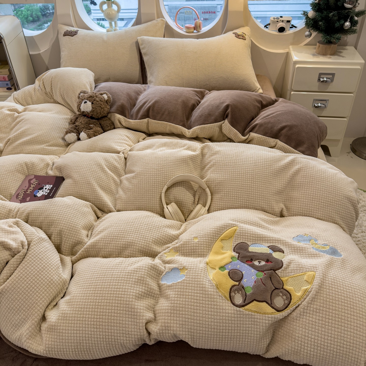 91家纺网 家纺一手货源 找家纺 凯罗 2025秋冬牛奶绒绣花四件套 晚安熊仔