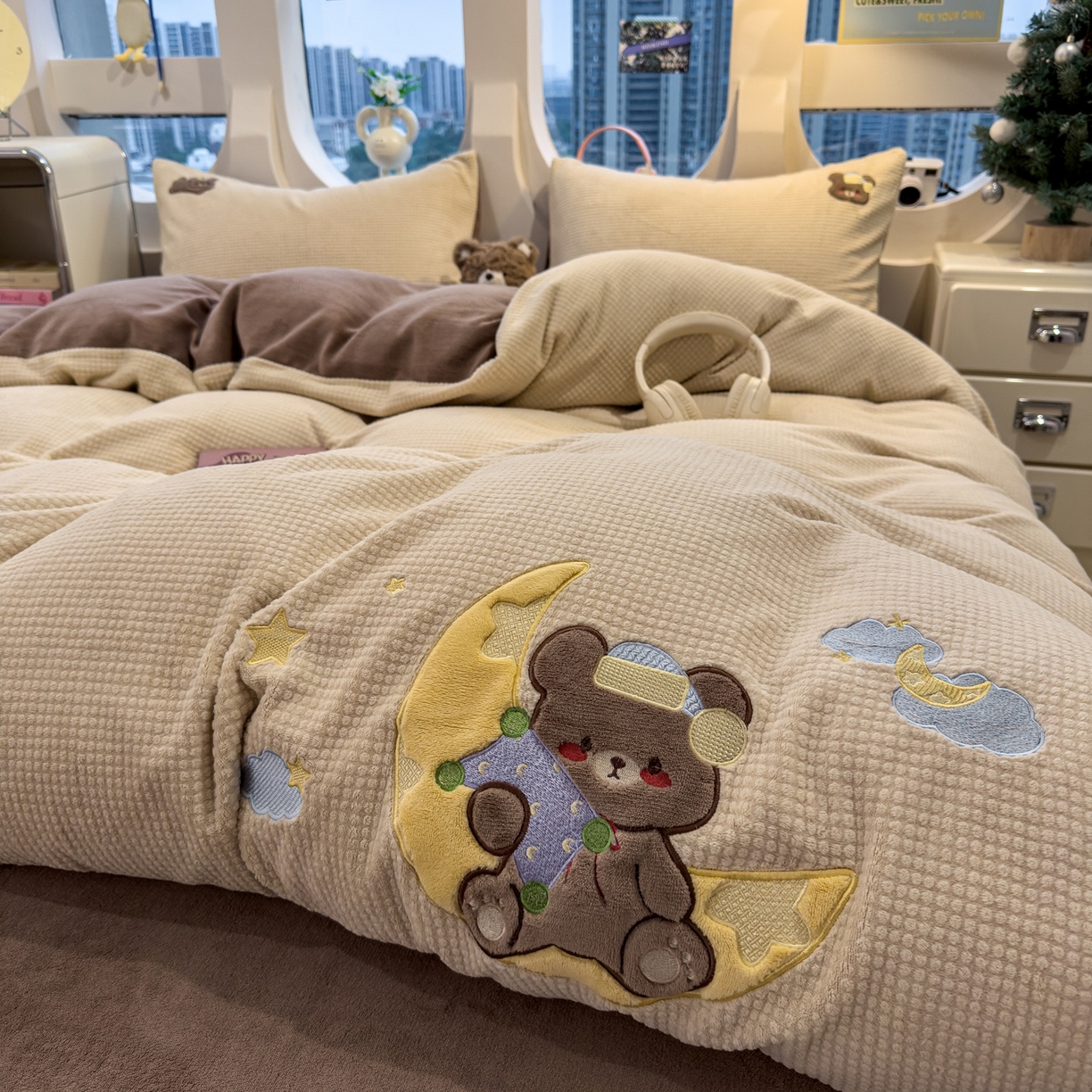 91家纺网 家纺一手货源 找家纺 凯罗 2025秋冬牛奶绒绣花四件套 晚安熊仔