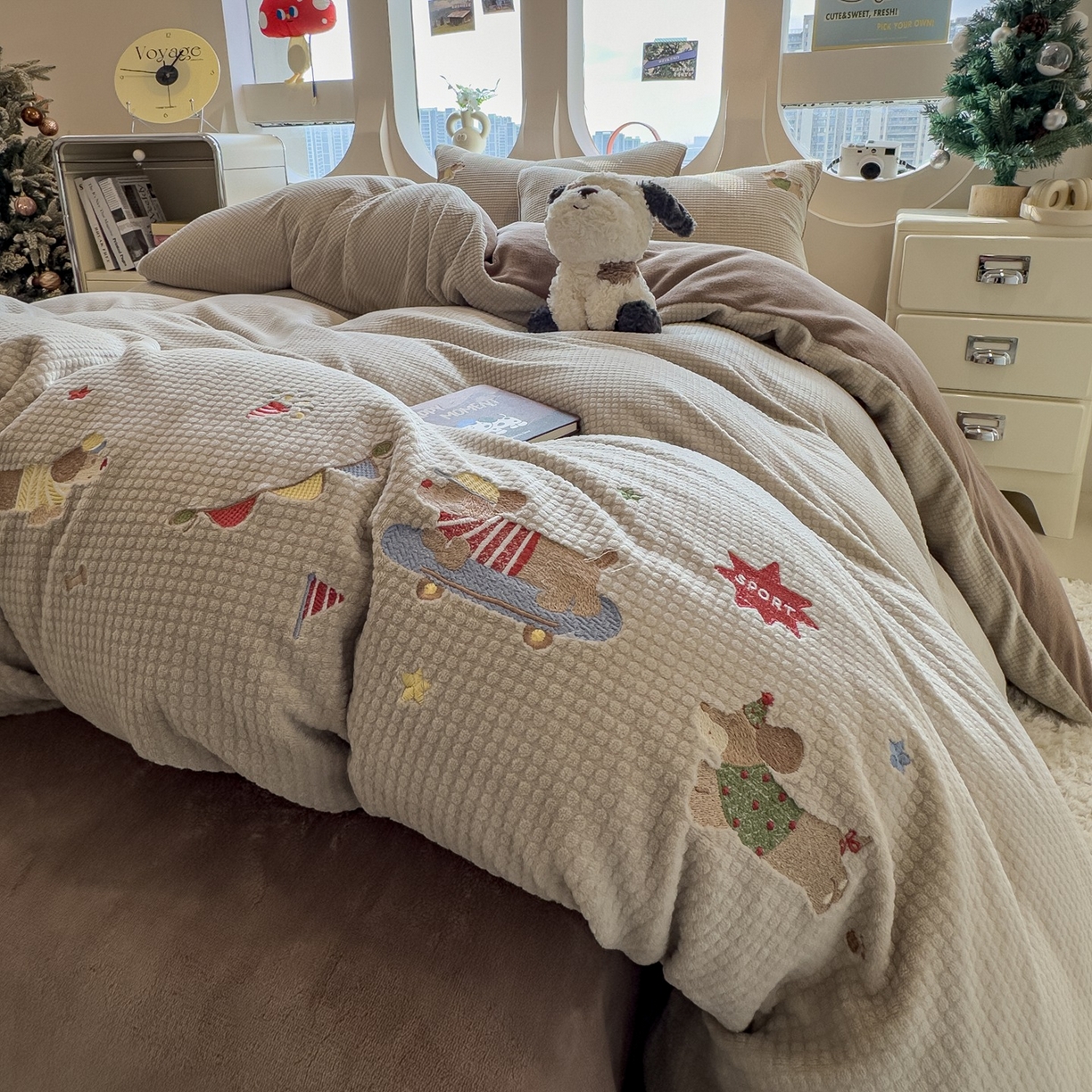 91家纺网 家纺一手货源 找家纺 凯罗 2025秋冬牛奶绒绣花四件套 狗狗运动会