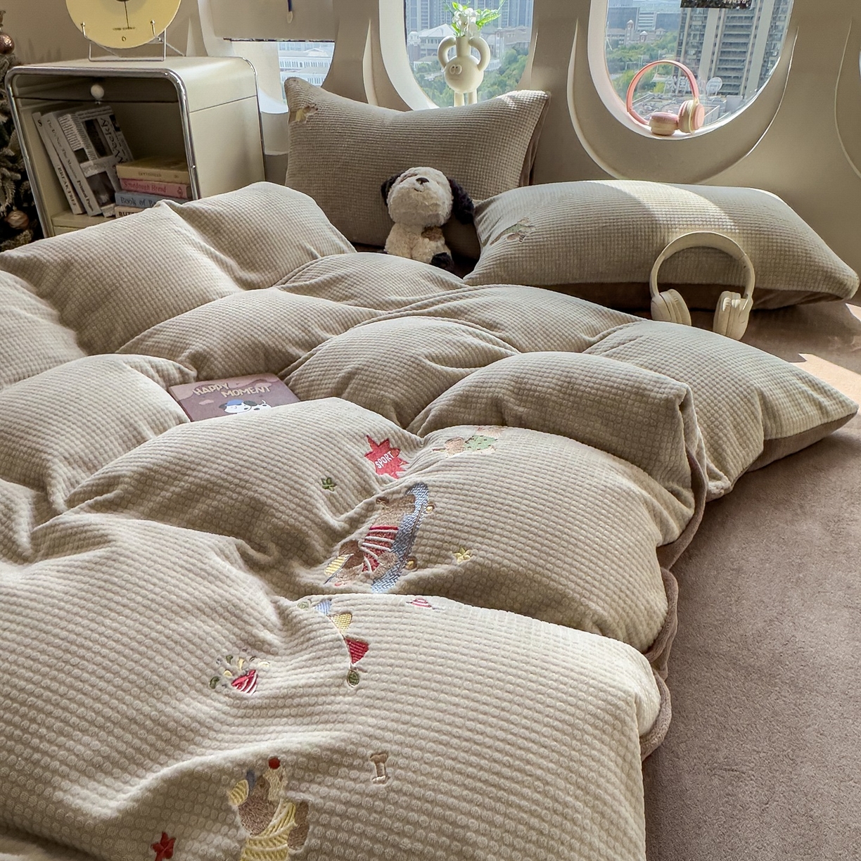 91家纺网 家纺一手货源 找家纺 凯罗 2025秋冬牛奶绒绣花四件套 狗狗运动会