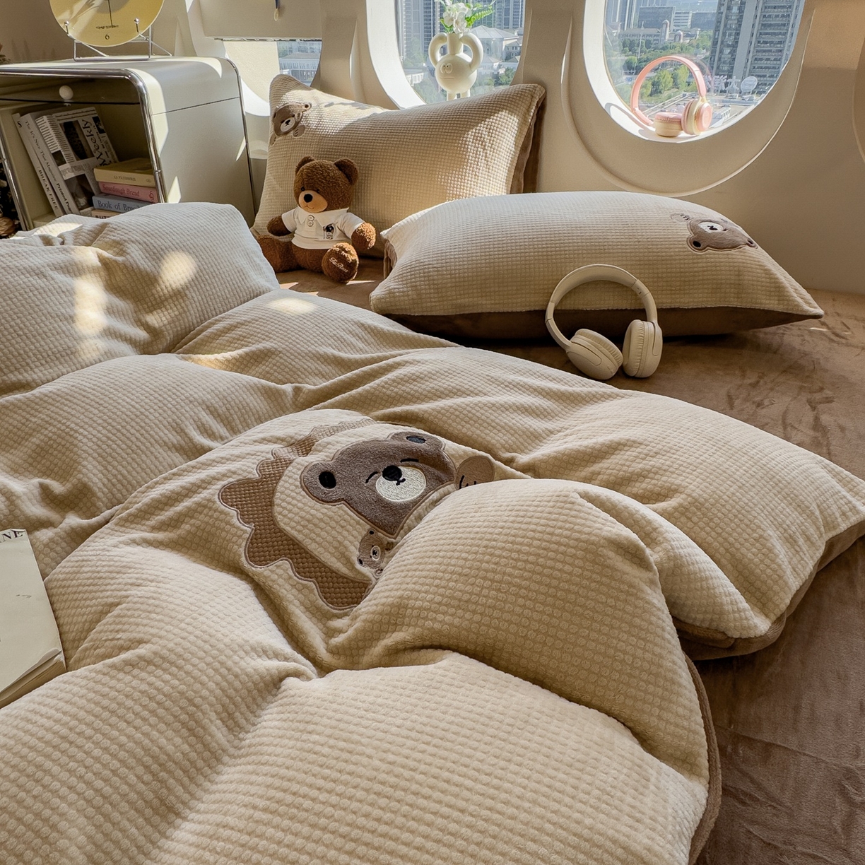 91家纺网 家纺一手货源 找家纺 凯罗 2025秋冬牛奶绒绣花四件套 贪睡小熊