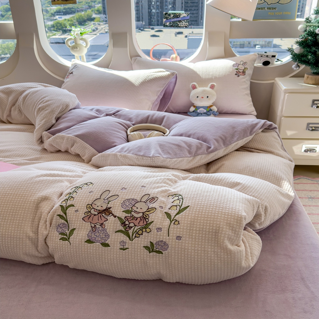 91家纺网 家纺一手货源 找家纺 凯罗 2025秋冬牛奶绒绣花四件套 兔仙子的音乐会