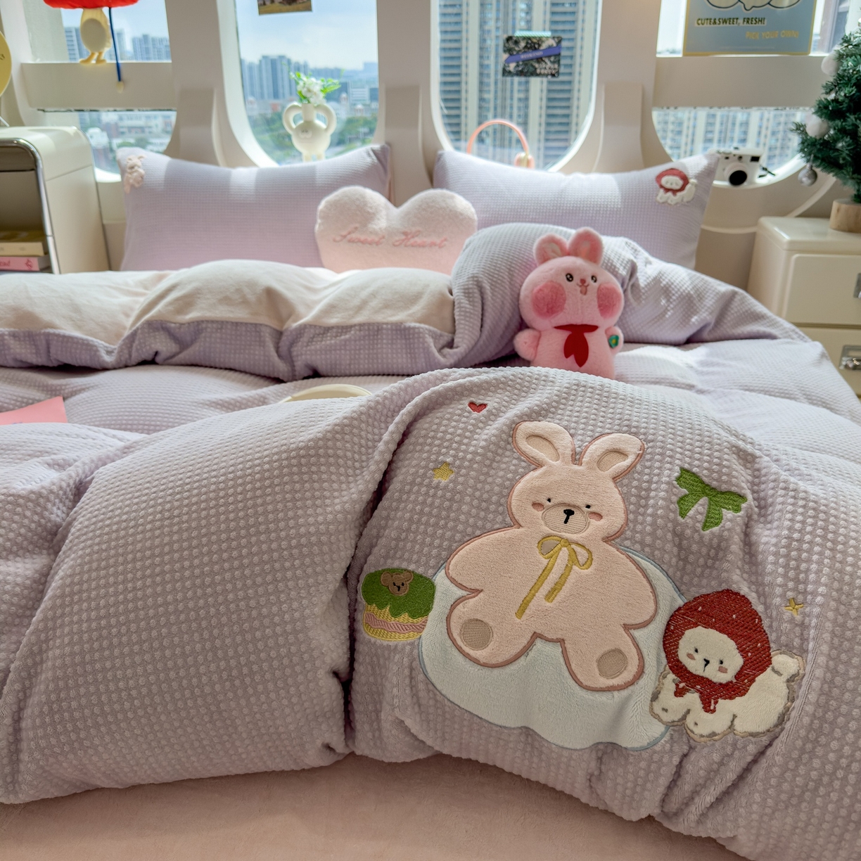 91家纺网 家纺一手货源 找家纺 凯罗 2025秋冬牛奶绒绣花四件套 萌萌兔与小花狗