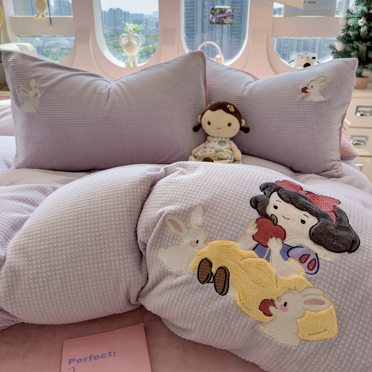 91家纺网 家纺一手货源 找家纺 凯罗 2025秋冬牛奶绒绣花四件套 白雪公主