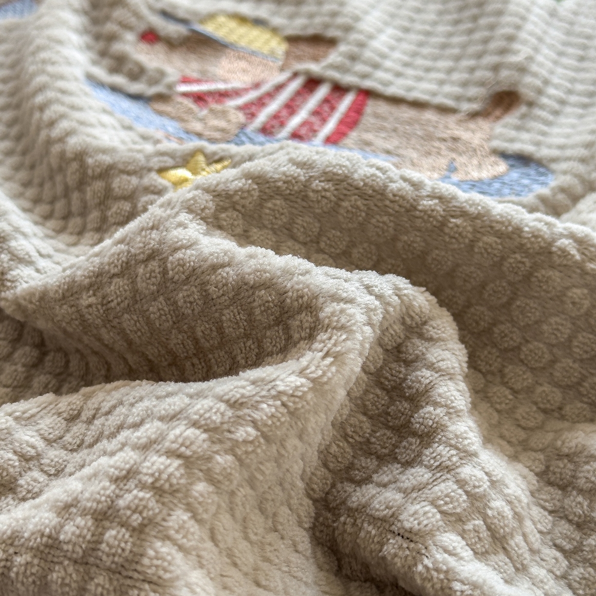 91家纺网 家纺一手货源 找家纺 凯罗 2025秋冬牛奶绒绣花四件套 狗狗运动会