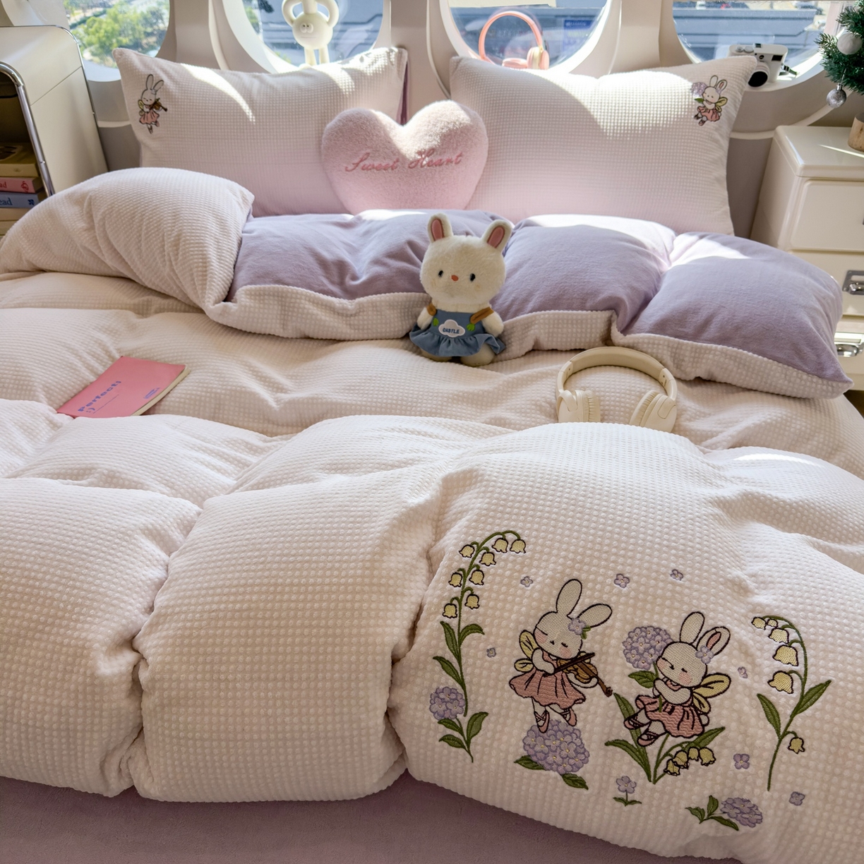 91家纺网 家纺一手货源 找家纺 凯罗 2025秋冬牛奶绒绣花四件套 兔仙子的音乐会