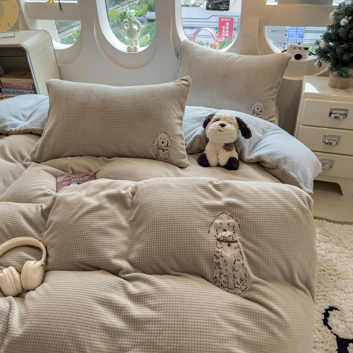 91家纺网 家纺一手货源 找家纺 凯罗 2025秋冬牛奶绒绣花四件套 可爱狗狗