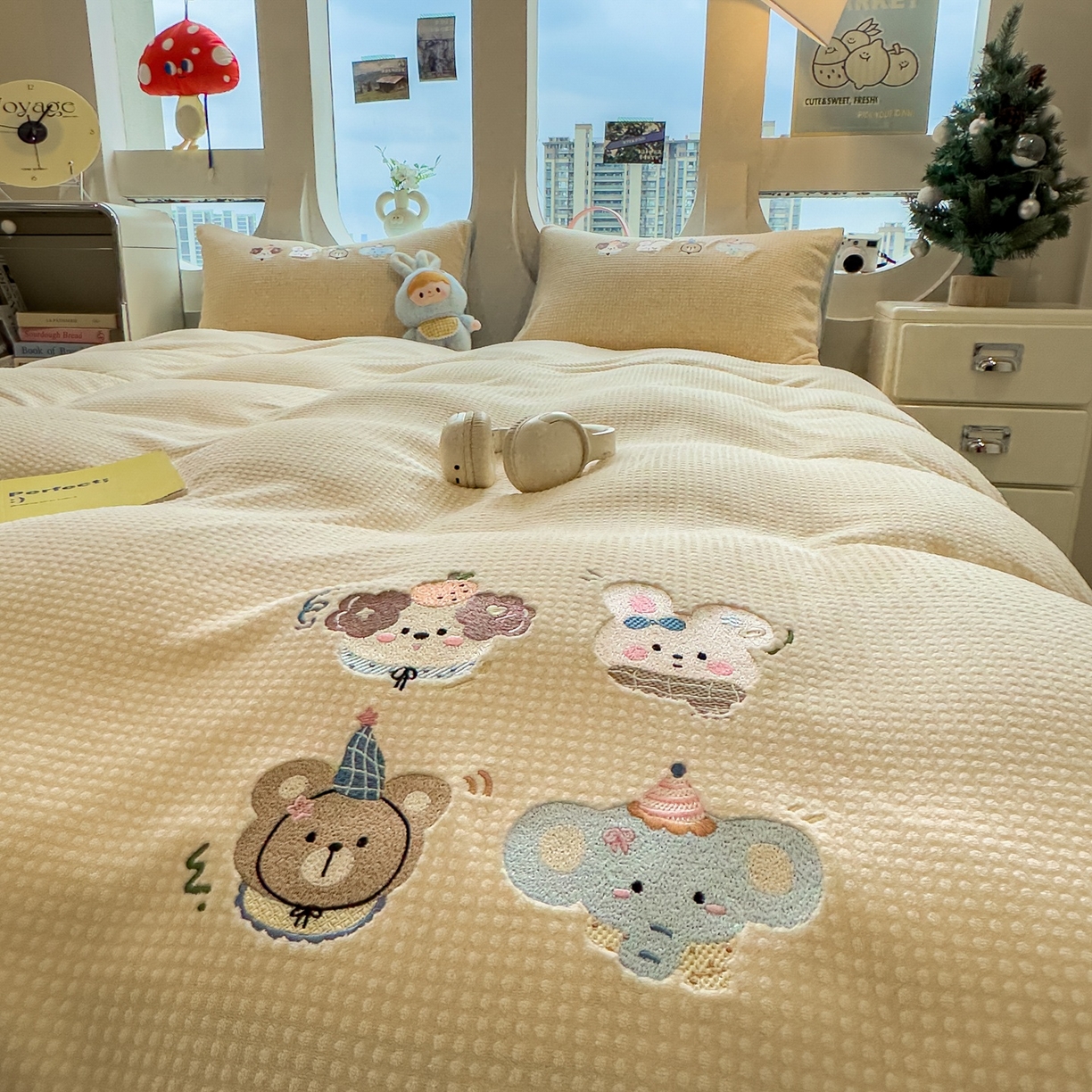 91家纺网 家纺一手货源 找家纺 凯罗 2025秋冬牛奶绒绣花四件套 萌宠大头贴