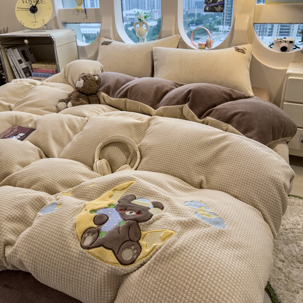 91家纺网 家纺一手货源 找家纺 凯罗 2025秋冬牛奶绒绣花四件套 晚安熊仔