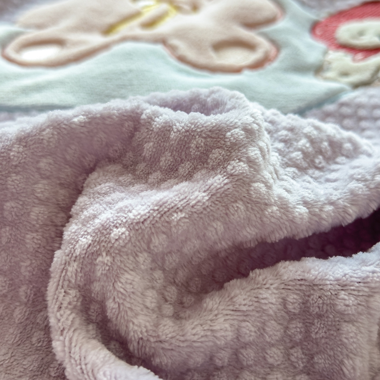 91家纺网 家纺一手货源 找家纺 凯罗 2025秋冬牛奶绒绣花四件套 萌萌兔与小花狗