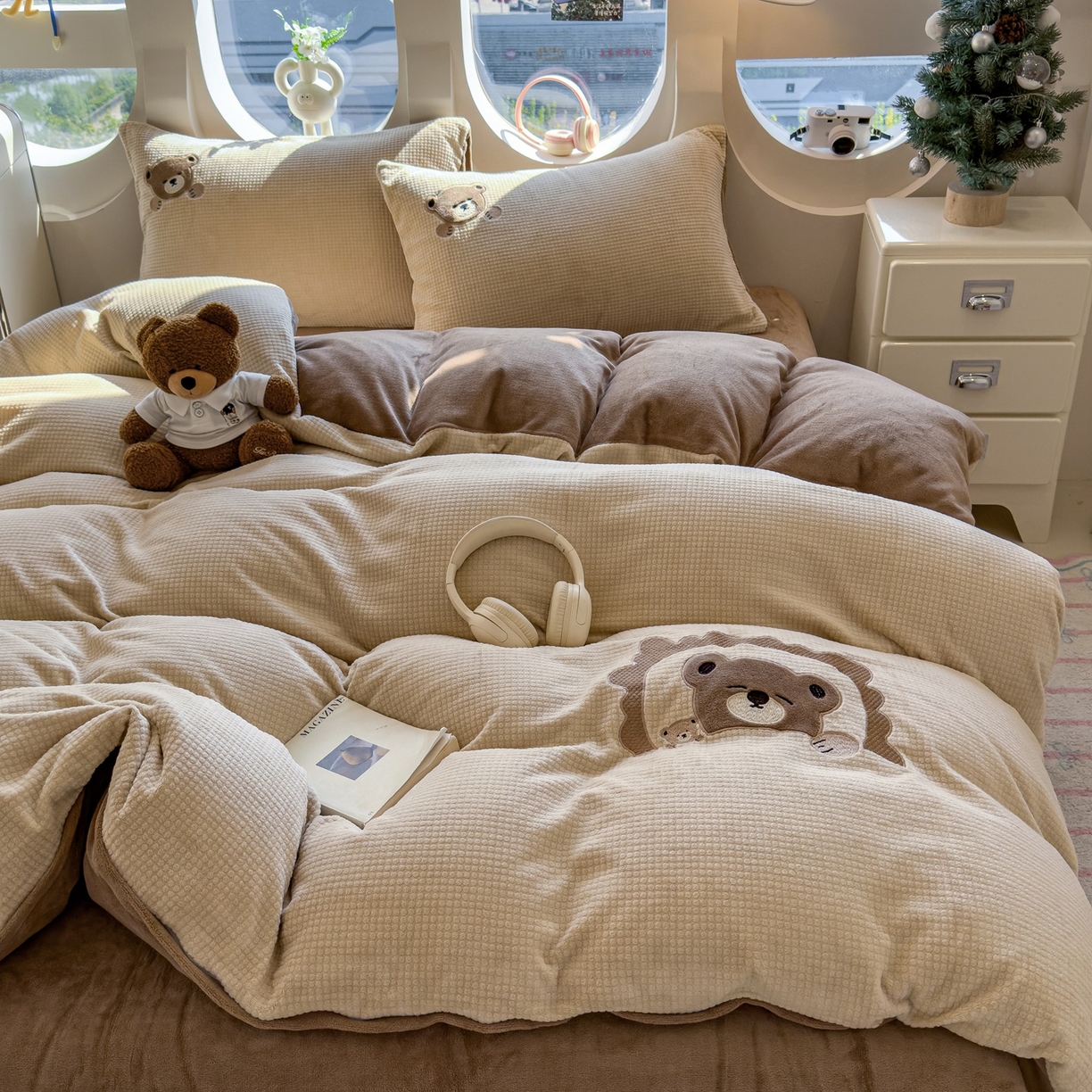 91家纺网 家纺一手货源 找家纺 凯罗 2025秋冬牛奶绒绣花四件套 贪睡小熊