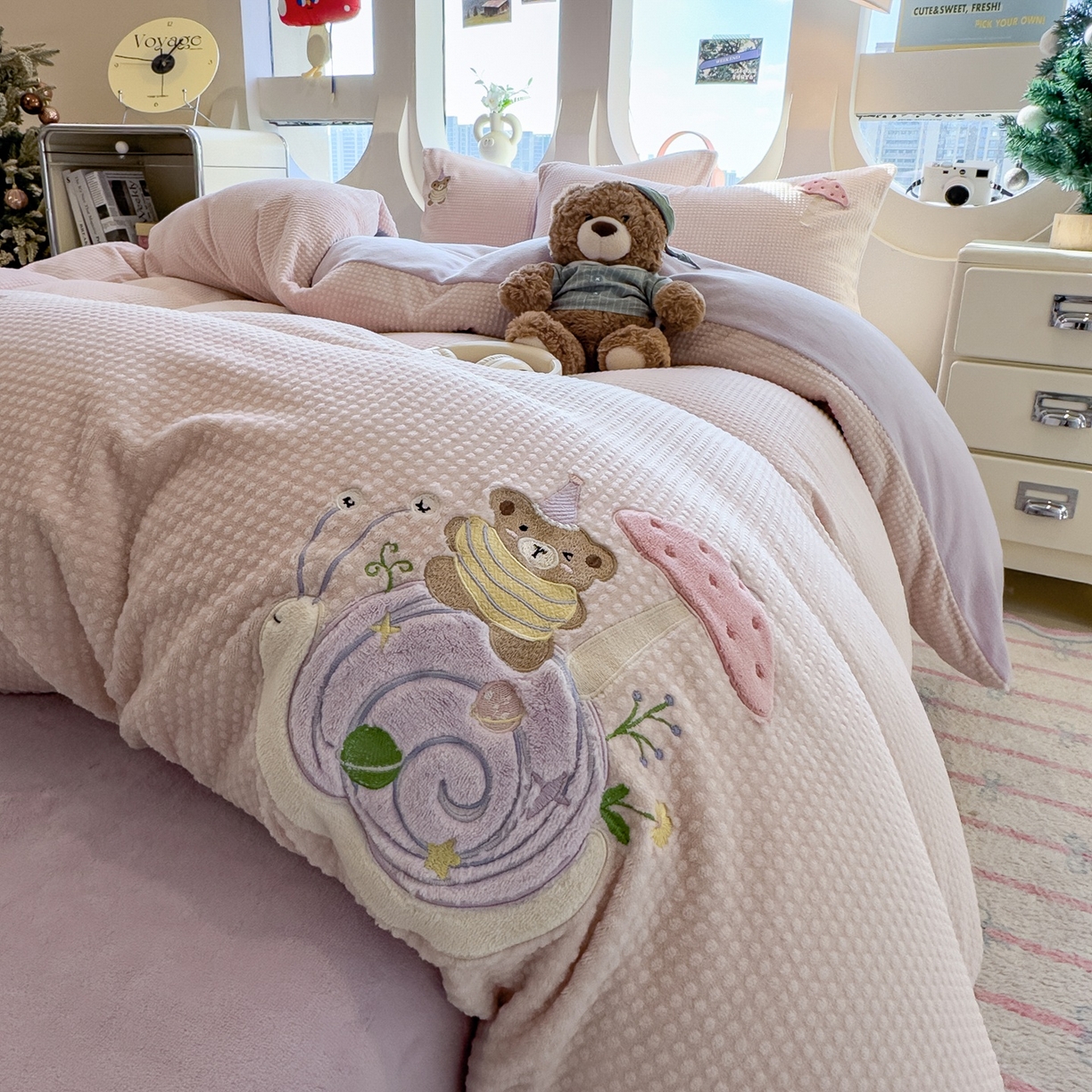 91家纺网 家纺一手货源 找家纺 凯罗 2025秋冬牛奶绒绣花四件套 骑着蜗牛去上学