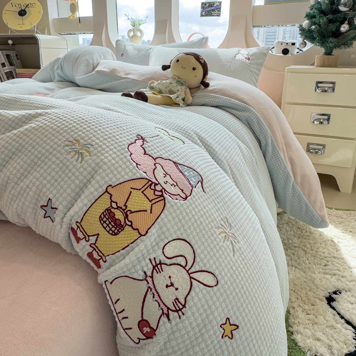 91家纺网 家纺一手货源 找家纺 凯罗 2025秋冬牛奶绒绣花四件套 一起看烟花