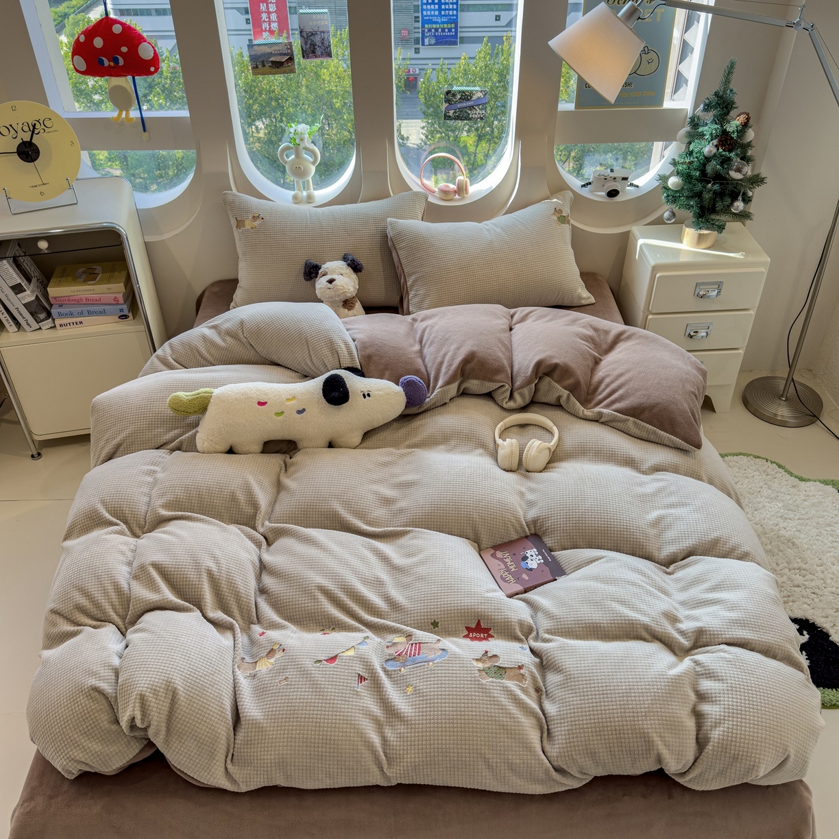 91家纺网 家纺一手货源 找家纺 凯罗 2025秋冬牛奶绒绣花四件套 狗狗运动会