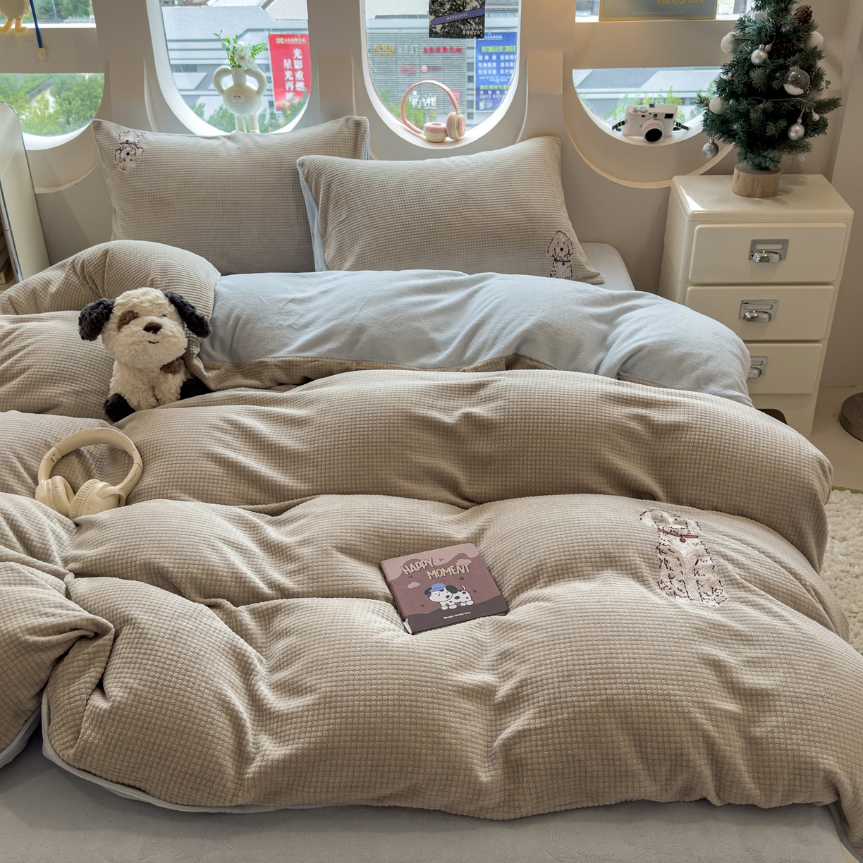 91家纺网 家纺一手货源 找家纺 凯罗 2025秋冬牛奶绒绣花四件套 可爱狗狗