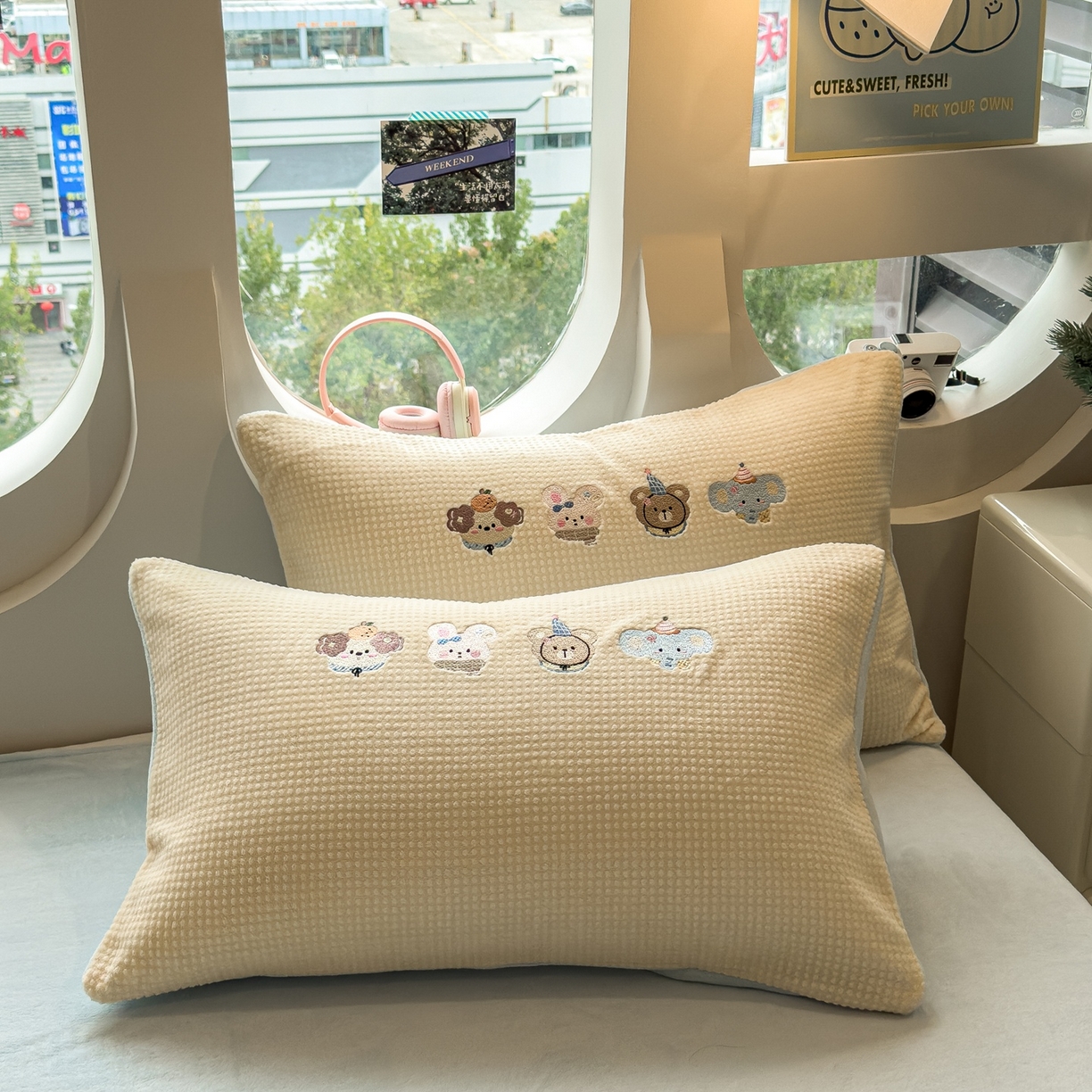 91家纺网 家纺一手货源 找家纺 凯罗 2025秋冬牛奶绒绣花四件套 萌宠大头贴