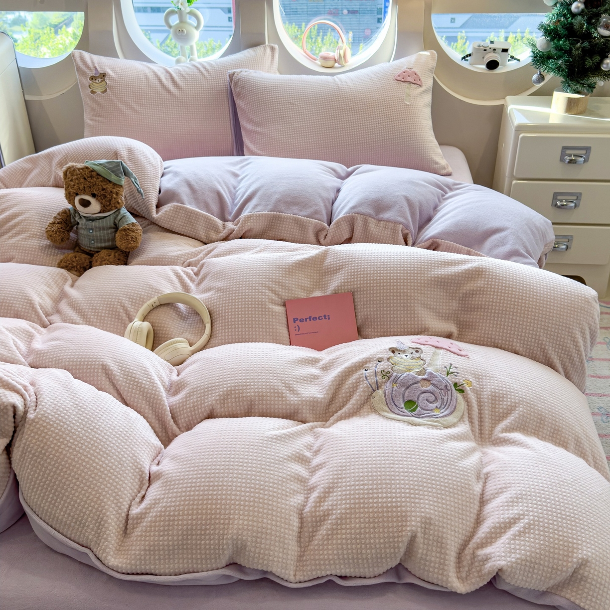 91家纺网 家纺一手货源 找家纺 凯罗 2025秋冬牛奶绒绣花四件套 骑着蜗牛去上学