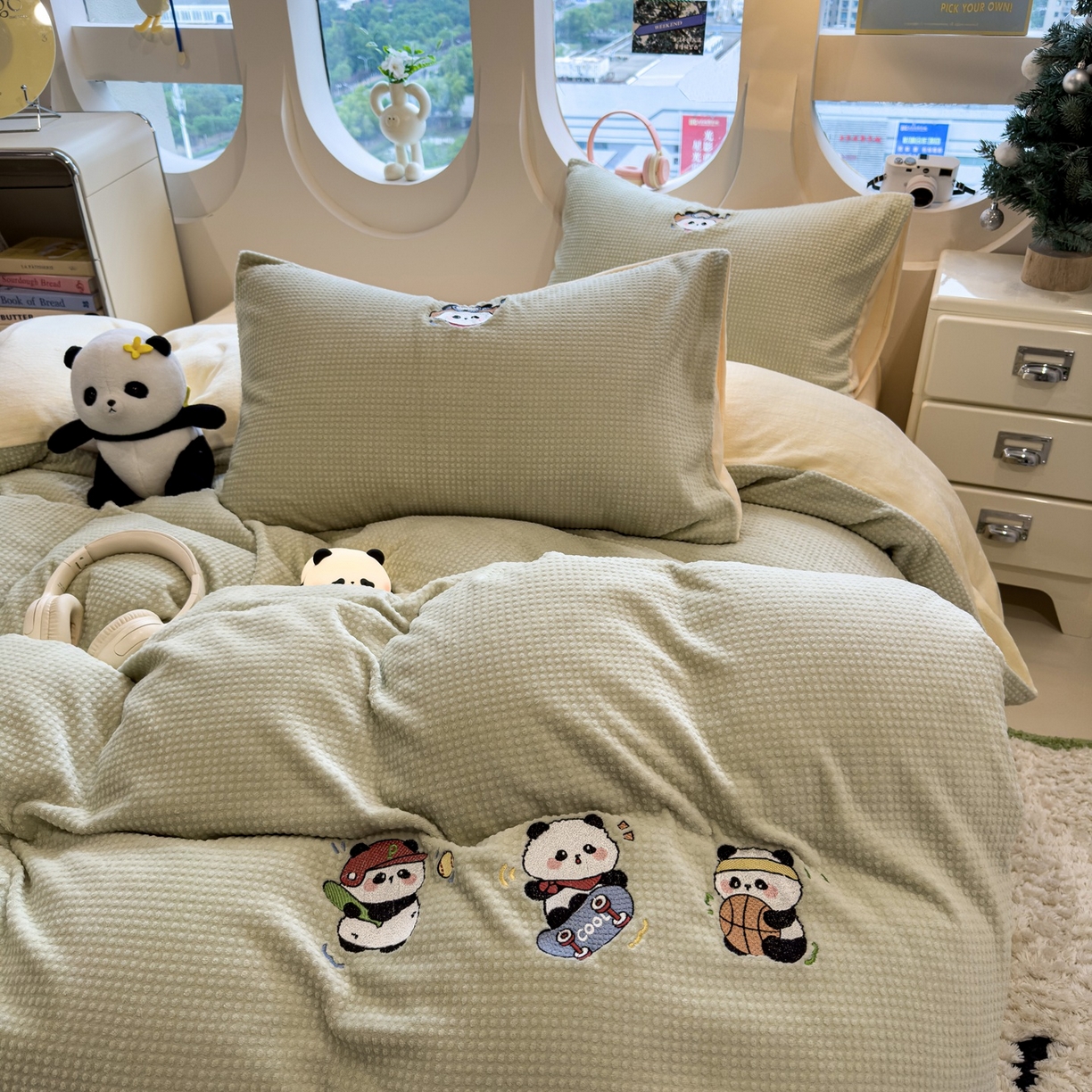 91家纺网 家纺一手货源 找家纺 凯罗 2025秋冬牛奶绒绣花四件套 熊仔兴趣班