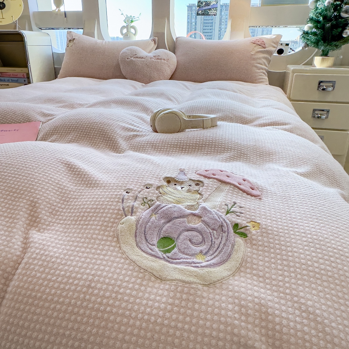 91家纺网 家纺一手货源 找家纺 凯罗 2025秋冬牛奶绒绣花四件套 骑着蜗牛去上学