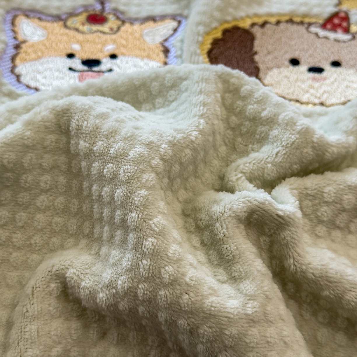 91家纺网 家纺一手货源 找家纺 凯罗 2025秋冬牛奶绒绣花四件套 淘气姐妹团