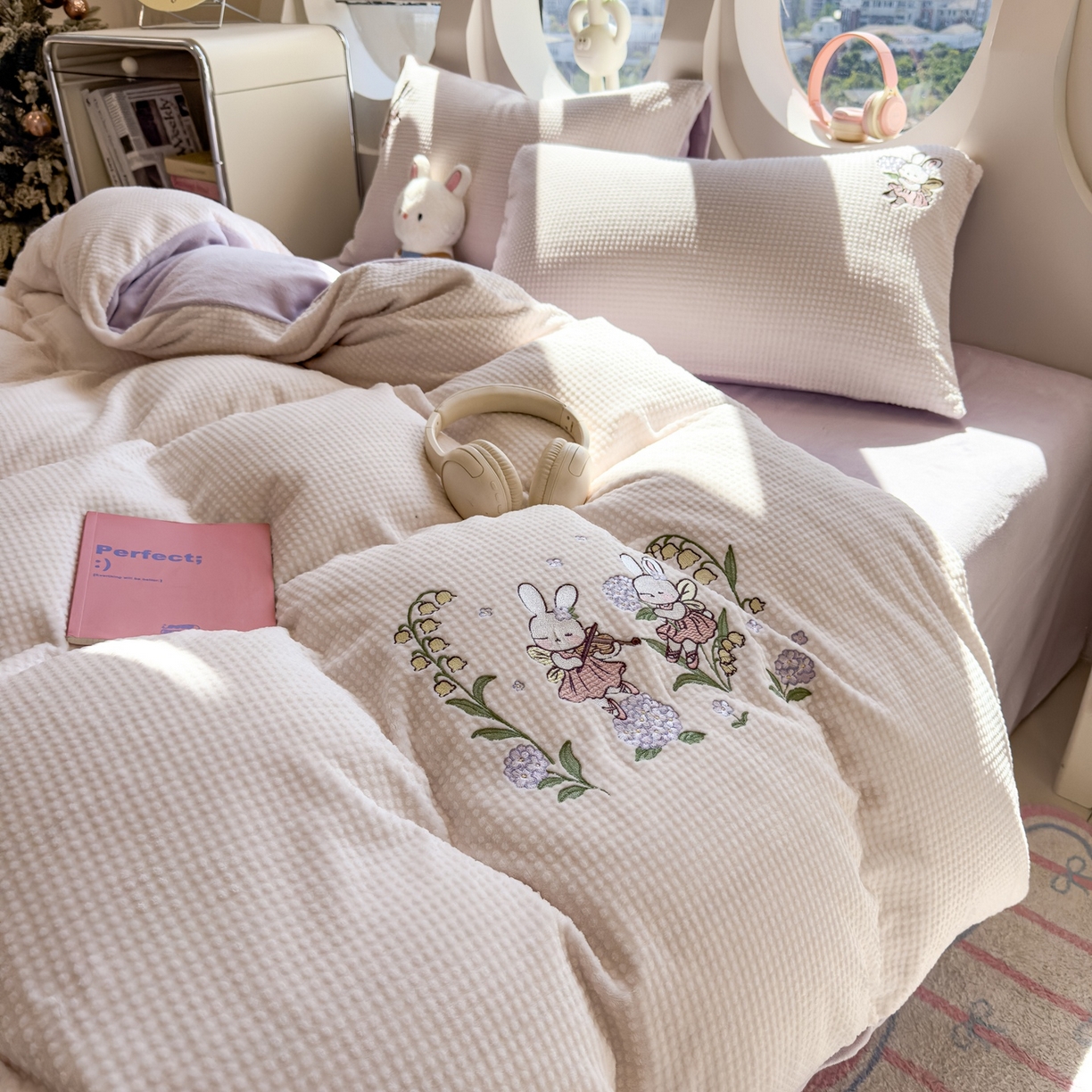 91家纺网 家纺一手货源 找家纺 凯罗 2025秋冬牛奶绒绣花四件套 兔仙子的音乐会