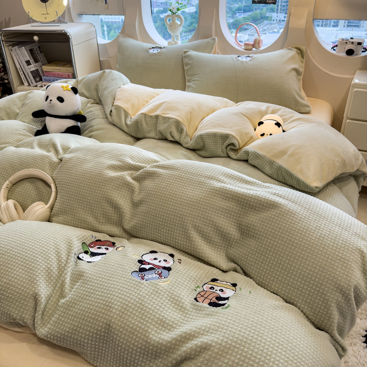 91家纺网 家纺一手货源 找家纺 凯罗 2025秋冬牛奶绒绣花四件套 熊仔兴趣班