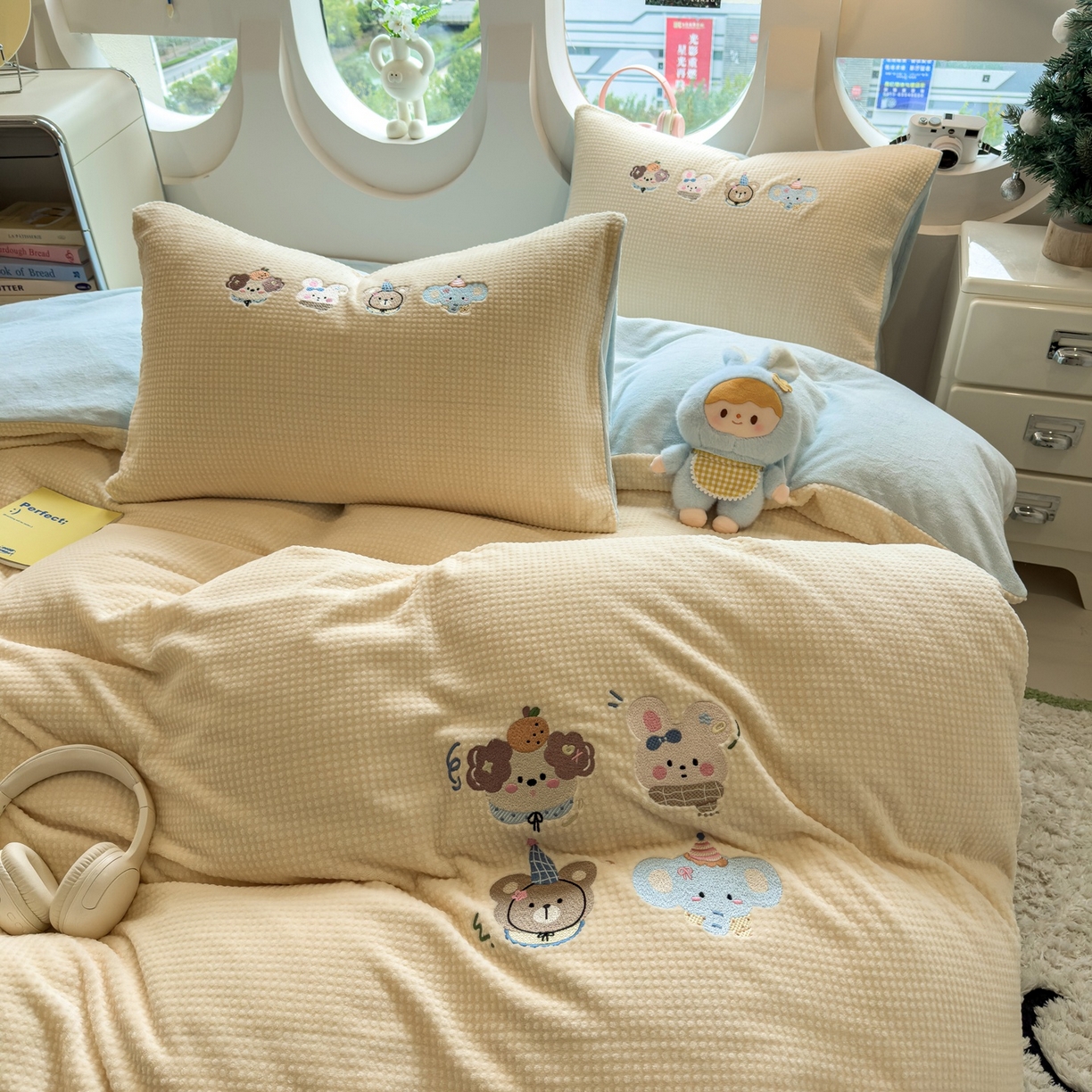 91家纺网 家纺一手货源 找家纺 凯罗 2025秋冬牛奶绒绣花四件套 萌宠大头贴