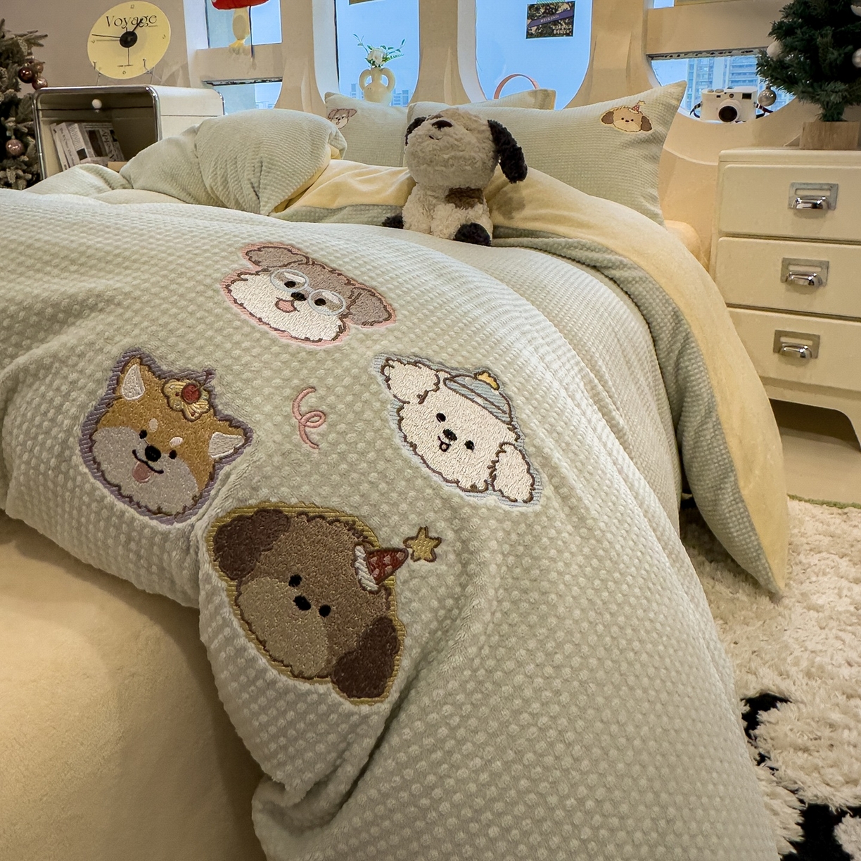 91家纺网 家纺一手货源 找家纺 凯罗 2025秋冬牛奶绒绣花四件套 淘气姐妹团