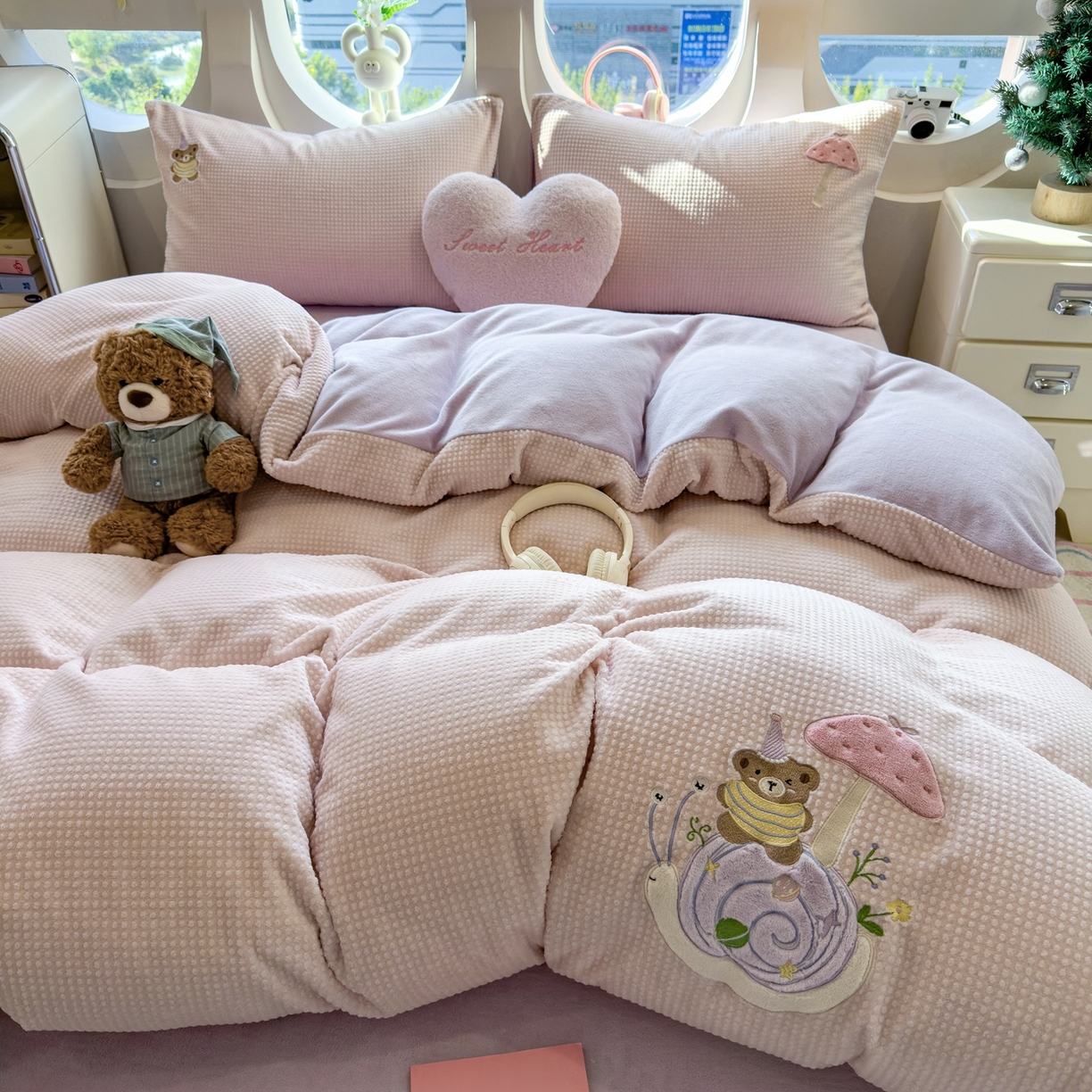 91家纺网 家纺一手货源 找家纺 凯罗 2025秋冬牛奶绒绣花四件套 骑着蜗牛去上学