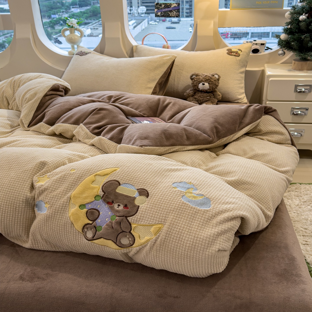 91家纺网 家纺一手货源 找家纺 凯罗 2025秋冬牛奶绒绣花四件套 晚安熊仔