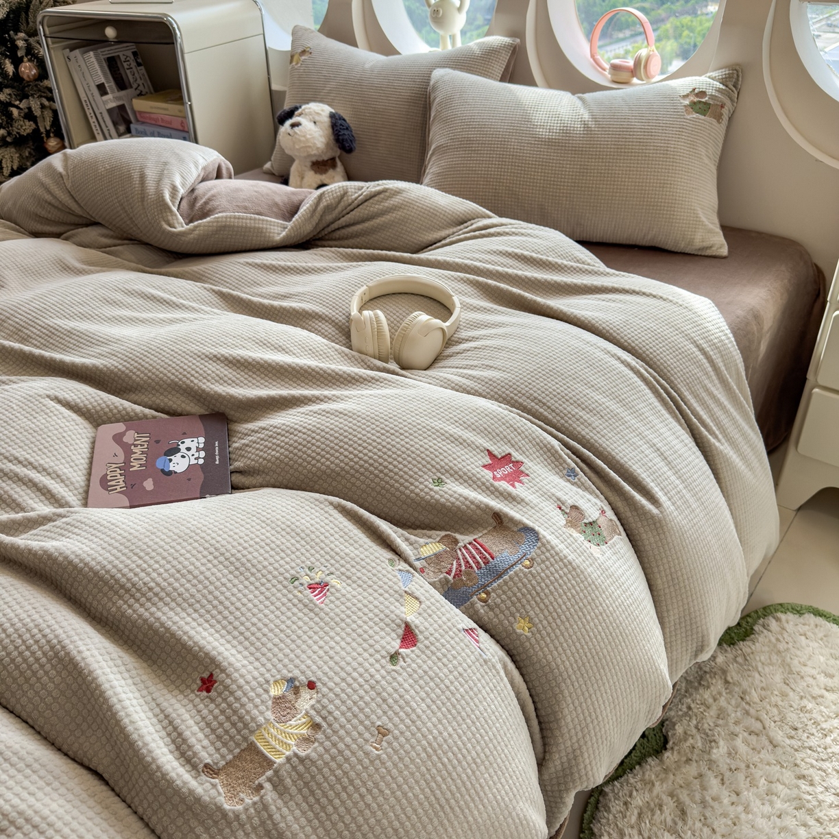 91家纺网 家纺一手货源 找家纺 凯罗 2025秋冬牛奶绒绣花四件套 狗狗运动会