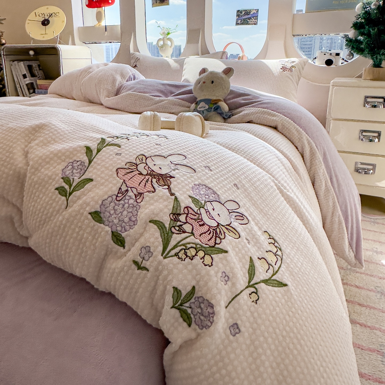 91家纺网 家纺一手货源 找家纺 凯罗 2025秋冬牛奶绒绣花四件套 兔仙子的音乐会