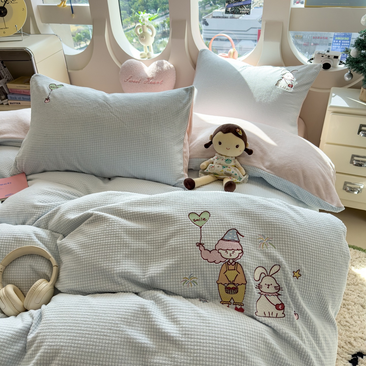 91家纺网 家纺一手货源 找家纺 凯罗 2025秋冬牛奶绒绣花四件套 一起看烟花