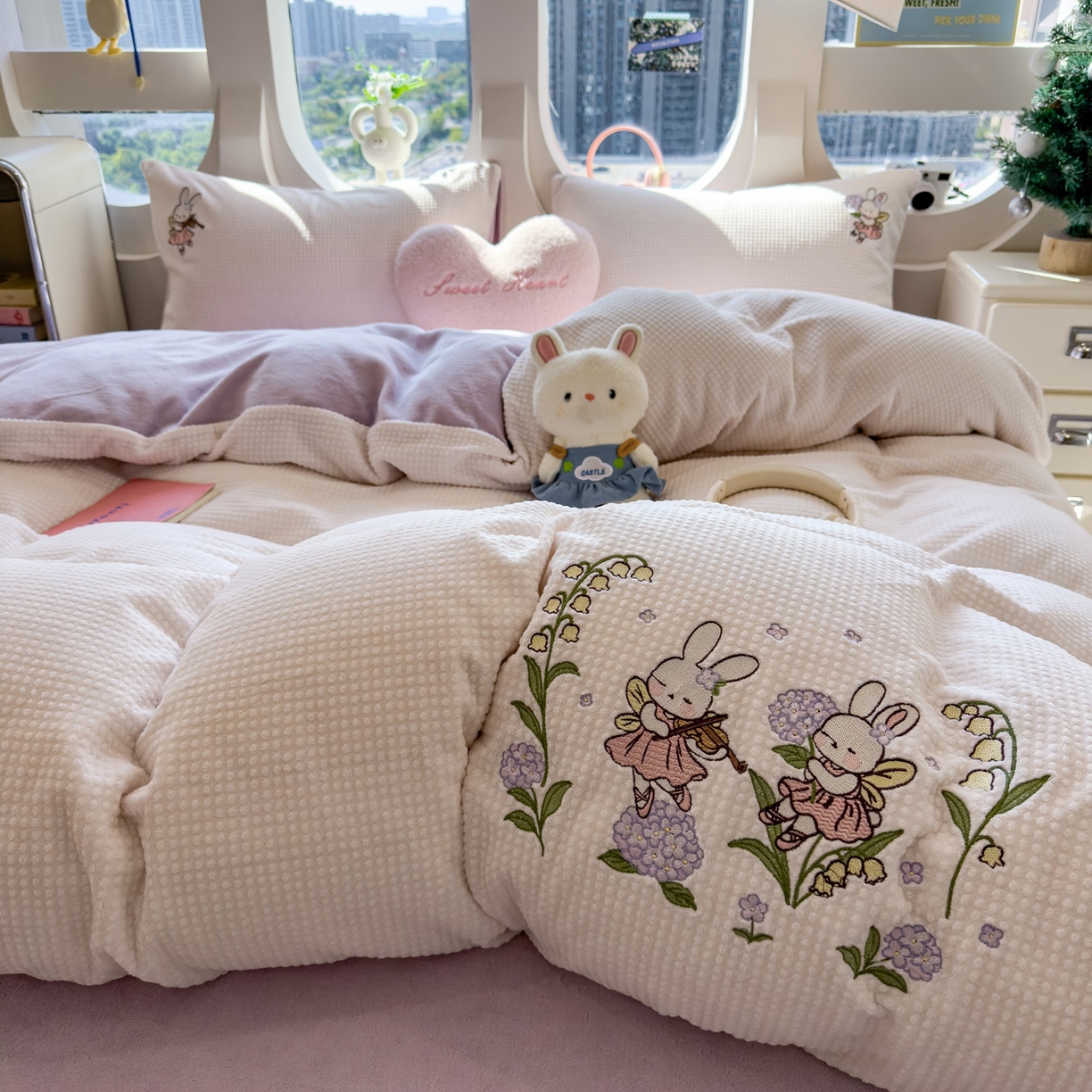 91家纺网 家纺一手货源 找家纺 凯罗 2025秋冬牛奶绒绣花四件套 兔仙子的音乐会