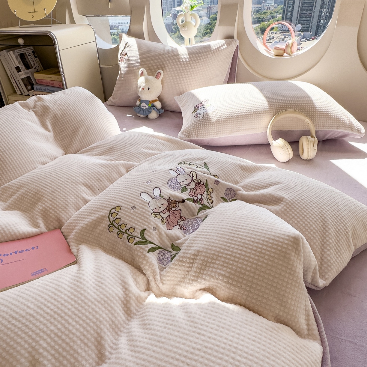 91家纺网 家纺一手货源 找家纺 凯罗 2025秋冬牛奶绒绣花四件套 兔仙子的音乐会